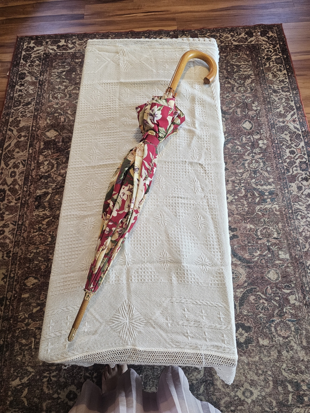 Ralph Lauren Floral-Print Umbrella in Pink and Cream with Wooden Handle - Picture 2 of 9